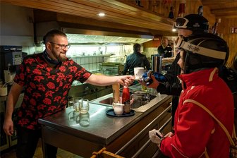 Neustart für beliebtes Restaurant: Gastronom aus dem Erzgebirge kehrt auf den Fichtelberg zurück - Dennis Feist ist der neue Pächter und Betreiber des Bergrestaurants „Himmelsleiter“ auf dem Gipfel des Fichtelbergs. Der Chef packt auch gern selbst mit an.
