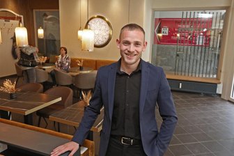 Neustart für das „Capri“ in Werdau: Jungunternehmer setzt auf Eis, Atmosphäre und lange Abende - Am Freitag eröffnet die Eismanufaktur „Capri“ an der Werdauer Einkaufsstraße. Geschäftsführer Sebjan Ukpeay freut sich zum Start auf viele Gäste.