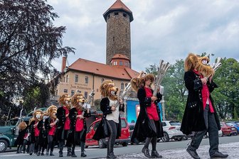 Neustart für das Stadtfest Auerbach - Der 1. Vogtländischer Schalmeienzug Auerbach, hier beim Drive-in-Konzert im Sommer 2020 an der Schlossarena - spielt am Samstag ab 14.30 Uhr auf verschiedenen Bühnen. Dort wechselt man sich mit den Schalmeienfreunden Falkenstein und dem Schalmeienverein Vollmerhain ab.