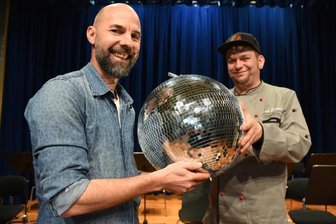 Neustart für Nachtschwärmerei: Das Kurhaus wird zur Edeldisco - Michael Büttner (rechts) vom Restaurant "Das Albert" organisiert zusammen mit Michael Börner vom Hotel König Albert die Nachtschwärmerei im Kurhaus in Bad Elster.