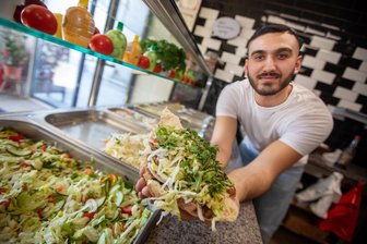 Neustart für Plauener Döner-Imbiss: „Man kennt uns hier, das ist ein Vorteil“ - Mit dem Delvin’s Döner- und Pizzahaus ist Mohammad Ahmed jetzt an die Äußere Reichenbacher Straße gezogen.