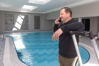 Neustart für „Sachsenbaude“ am Fichtelberg: Was sich vor der Wiedereröffnung getan hat - Hotelchef Erik Schulze ist in den Tagen vor der Neueröffnung ein gefragter Mann.