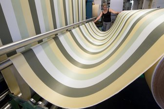 Neustart für Traditionsunternehmen im Erzgebirge: Produktion bei Curt Bauer wieder aufgenommen - Gewebe für hochwertige Bettwäsche wird bei Curt Bauer in Aue produziert.