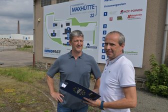 Neustart für Zwickauer Maxhütte: Wer dem Gewerbepark Leben einhaucht - Steffen Schneider (l.) und Jens Röhner an der Zufahrt zur „Maxhütte 22“ an der Reichenbacher Straße. Die Männer von Immopact betreuen den zwölf Hektar großen Gewerbepark am Stadtrand von Zwickau. Bald soll der Gewerbepark zusätzlich über eine Zufahrt vom benachbarten Gewerbegebiet aus erschlossen werden.