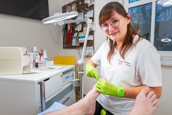 Neustart im Erzgebirge mit 37: Warum eine dreifache Mutter noch einmal die Schulbank drückt - Maria Dörfel schneidet einem Patienten die Fußnägel. Die 37-jährige Lengefelderin absolviert aktuell berufsbegleitend eine dreijährige Ausbildung zur Podologin.