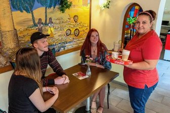 Neustart im legendären Café Oriental in Rothenkirchen: Im Vogtland kommt jetzt bulgarische Küche auf den Tisch - Inhaberin Krasimira Aleksieva (rechts) betreibt mit ihrer Familie das einst legendäre Café Oriental in Rothenkirchen. Die Wirtin freut sich über den Zuspruch seit der Wiedereröffnung des über 20 Jahre geschlossenen Cafés.