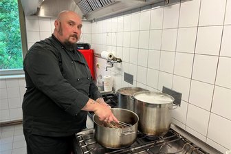 Neustart im Zwickauer Johannisbad: Aus Gaststätte „Schnitzelparadies“ wird die „Schnitzelschmiede“ - Schnitzel hatte Küchenchef Nico Schober einen Tag vor dem Start der Schnitzelschmiede“ noch nicht auf der Bratplatte. Aber mit dem Vorbereiten von Suppen, Soßen und Beilagen hatte Küchenchef genug zu tun.
