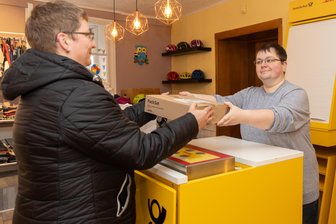 Neustart in altem Modehaus im Erzgebirge: Laden und Postfiliale öffnen - Probe vor der Eröffnung in Buchholz. Im Bild: Swetlana Losensky (r.) und Manuela Conrad.