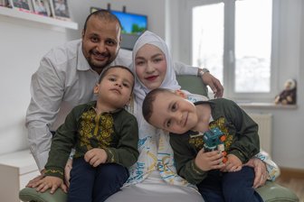 Neustart in Annaberg: Warum ein Ägypter ins Erzgebirge zieht - Mohamed Abdalhade mit seiner Frau Inna Serbynenko und den beiden Kindern Amin und Samir.