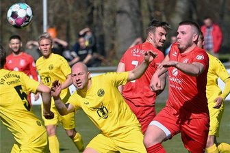 Neustart in der Fußball-Landesklasse: Derbysieg für VfB und Ärger in Klaffenbach - Viel Kampf und nur wenige Kombinationen gab es im Stadtderby der Fußball-Landesklasse zwischen dem TSV Ifa (hier Justin Gasch, rechts) und dem VfB Fortuna (hier Nico Weißbach) zu sehen.