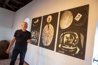 Neustart in der Turmgalerie auf Schloss Augustusburg - Uwe Schwarz vor dem Triptychon „Fortschritt“, das 2002 entstanden ist. Die drei Bilder sind in einer Mischtechnik auf Leinwand gemalt worden.
