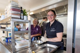 Neustart in Gaststätte im Erzgebirge: Wie das All-you-can-eat-Büfett im „Waldblick“ schmeckt - Ein Blick in die Küche in der Gaststätte „Waldblick“ bei Geyer. Im Bild: Heike Bauer und Lilli-Cheyenne Schneider (r.). Letztere betreibt das Lokal seit wenigen Tagen mit ihrer Mutter Nicole Schneider.