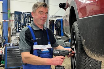Neustart in Gornau: Ratio Mobil übernimmt insolventes Suzuki-Autohaus - Werkstattleiter Mathias Eichler ist wieder an seinem Arbeitsplatz und montiert Winterräder. Nach elf Jahren war ihm gekündigt worden. Wenig später erhielt er von Ratio Mobil einen neuen Vertrag.
