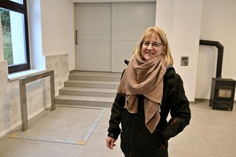Neustart in Vereinshaus im Erzgebirge: Stadt Eibenstock steckt eine halbe Million Euro in Sanierung - Kati Gläser, Leiterin der Bauverwaltung der Stadt Eibenstock, freut sich über das neue Vereinshaus.