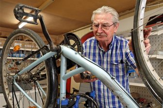 Neustart mit 72 Jahren: Warum ein Vogtländer in Neumark eine Fahrrad-Werkstatt eröffnet - Volker Diezel in seiner neuen Fahrrad-Reparaturwerkstatt in Neumark. Der 72-Jährige hat sie in einem ehemaligen Getränkeshop eingerichtet.
