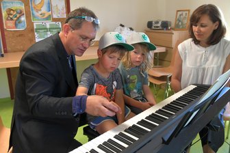 Neustart mit Musik: Ukrainische Musiker eröffnen Musikschule in Großschirma - In der Pilgerherberge in Großschirma: Klavierunterricht mit Yuliia Zharova und Jevgenij Taruntsov sowie Johann (l.) und Jona, beide 6 Jahre.