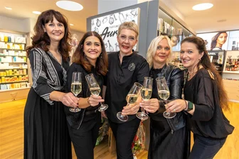 Neustart nach Brand: In der Auerbacher Nicolaistraße duftet es wieder nach Parfüm und Schokolade - Neustart bei Aurel mit Sekt. Gabriele und Kristin Otto, Angela Hilpmann, Jacqueline Willinger, Grit Steinbauer.