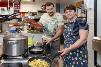 Neustart nach der Krise: Hoteliers atmen auf - "Fichtenhäusel"-Chef Benny Langer ist froh, dass Köchin Carmen Weisflog und die anderen Mitglieder des Teams auch nach der Corona-Pause dem Haus in Kühberg die Treue halten.