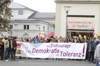 Neustart nach Zoff-Aus 2021 im Vogtland: Kann ein Runder Tisch mit Grünen und AfD funktionieren? - Kundgebung gegen die Neonazipartei Der Dritte Weg 2020 am Postplatz in Plauen: Der Runde Tisch für Demokratie zeigte seinerzeit als breites Bündnis Flagge, versank wenige Monate später aber im Streit. Das danach gebildete Bündnis sieht sich in der Nachfolge, doch diese Ansicht stößt im bürgerlichen Lager auf Widerspruch.