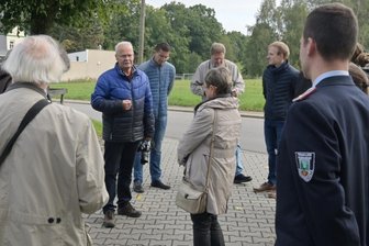 Neuwürschnitz legt die Messlatte hoch - Der Neuwürschnitzer Eberhard Börner gibt auf der Rundfahrt mit der Jury nicht nur Wissenswertes zur Historie zum Besten, sondern auch interessante Einblicke in die Gegenwart. 