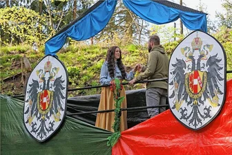 Neuwürschnitzer Carnevalisten bringen Musicalshow der Superlative auf die Waldbühne - Elisabeth und Kaiser Franz Josef verlieben sich ineinander - einer der rührenden Momente der Aufführung der Musicalshow "Eine Kaiserin muss glänzen".