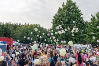 Neuwürschnitzer feiern zu Lande, zu Wasser und in der Luft - Die Feier spiegelte sich auch am Himmel wider. Am Freitagabend ließen Kinder zahlreiche Luftballons steigen.