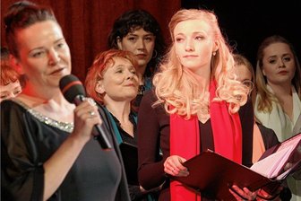 Neuzugang am Theater Plauen-Zwickau: Warum Liza Steinbock mit Weihnachten dänische Traditionen verbindet - Liza Steinbock (mit Mappe) lauscht der Moderation von Christina Schmidt.