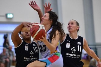 Neuzugang aus den USA führt Chemcats zum Auftaktsieg - Courtney Strait zieht zum Korb. Der Neuzugang der Chemcats war ein entscheidender Faktor beim 64:61-Sieg gegen Neuss zum Auftakt der neuen Zweitligasaison. 