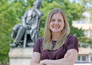 Neuzugang beim BSV Zwickau: Eine Schweizerin auf Stadtbummel durch Zwickau - Fototermin vorm Robert-Schumann-Denkmal: Chantal Wick lernte am Dienstag Zwickau kennen.