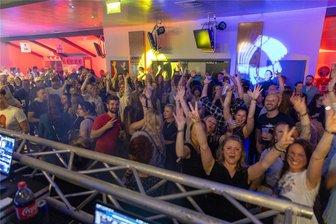 Neuzugang im Freiberger Nachtleben: Premiere für Party im Kinopolis-Foyer - Das Foyer des Kinopolis in Freiberg war gut gefüllt, kein Wunder bei einer ausverkauften Veranstaltung.
