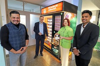 „New Age of Food“: Freiberg zeigt, wie modern Speiseautomaten sein können - Europapremiere: Abdelilah Lamkhizni, Heiko Schwarz, Odette Lamkhizni und Sri Kanna Dhuripudi (v. l.) mit dem ersten Speiseautomaten in Freiberg.