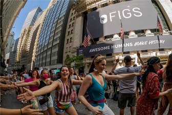 New York: die Stadt, die nicht mehr schläft - Ein Stück Normalität kehrt zurück: Eine Tanzparty gab es Ende vergangener Woche vor der New Yorker Börse - und zwar zum Börsengang des Bekleidungshändlers FIG. FIG verkauft vor allem legere, bequeme Kleidung, die während des Lockdowns besonders beliebt geworden ist.