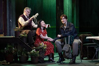 New York - Freiberg - Tokio: Beethovens Fidelio live gestreamt ins Freiberger Kinopolis - Rocco (René Pape, li) wünscht sich Fidelio (Lise Davidsen, re) als Ehemann seiner Tochter Marzelline (Ying Fang).