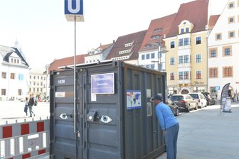 New York – Freiberg - Tokio: Wohin geht’s von der U-Bahn-Station Freiberg Obermarkt? - Das Projekt Container auf dem Freiberger Obermarkt machte viele neugierig.