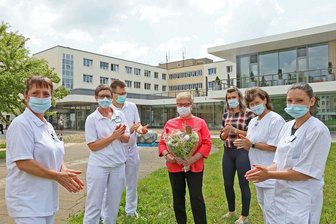 News aus dem Landkreis Zwickau: Geschichten, die Mut machen - Die auf der Covid-19-Isolierstation des HBK beschäftigten Mitarbeiter sagen Dankeschön an Christine Plate (Mitte) aus Werdau.