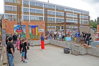 News aus dem Landkreis Zwickau: Grundsteinlegung in Neuplanitz - Die feierliche Grundsteinlegung für den Bau eines Mehrzweckgebäudes zwischen der Adam-Ries-Schule und der Fucik-Oberschule in Neuplanitz.