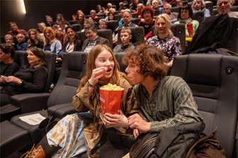 News zur Kino-Premiere von „Mandat für Mai“: Serienmacher kündigen zweite Staffel an - Meta Luis (Lutzie) und Jashan Gupta (Mais Sohn Kaleb) genossen die Premiere im Plauener Kino.