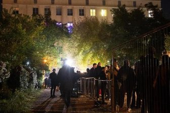 Mehrere hundert Menschen stehen vor dem Berghain an.