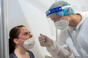 Newsblog Corona: Amtsärzte fordern mehr Schnelltests für Geimpfte - 