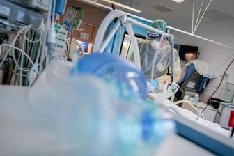 Dieser Corona-Patient auf der Intensivstation des Krankenhauses Bethel in Berlin liegt im künstlichen Koma und wird beatmet.
