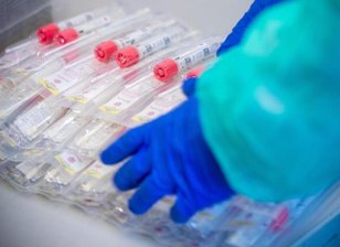 Testsets mit Abstrichstäbchen liegen in einem Testzentrum für Corona-Verdachtsfälle.