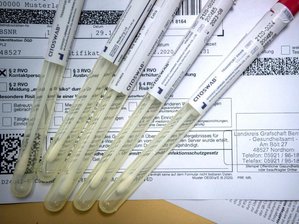 Newsblog Corona - die aktuelle Entwicklung -             Proben für einen PCR-Test liegen in einem Corona-Testzentrum.