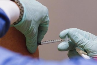 Corona-Impfung in Berlin. Noch ist nicht klar, ob der verwendete Impfstoff auch gegen die in Großbritannien aufgetauchte Mutation des Coronavirus wirkt.
