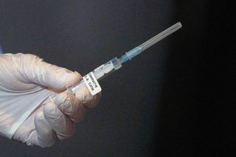            Eine Mitarbeiterin des Impfteams überprüft eine Spritze.