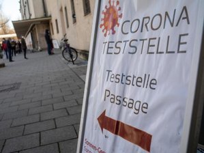 Newsblog Corona - die aktuelle Entwicklung - Ein Schild weist den Weg zu einer «Corona-Teststelle».