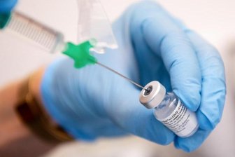            Eine Klinik-Mitarbeiterin zieht den Covid-19 Impfstoff von Biontech/Pfizer für eine Impfung auf eine Spritze. (Archivbild).