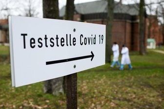 Newsblog Corona: Inzidenz in Deutschland steigt auf fast 130 -
