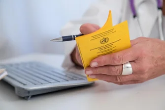 Newsblog Corona: Kinderärzte fordern frühere Impfung für Eltern -