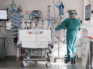 Newsblog Corona: Krankenhausgesellschaft meldet leichte Entlastung - Eine Pflegerin versorgt auf der Intensivstation am Klinikum Braunschweig einen an Covid-19 erkrankten Patienten.