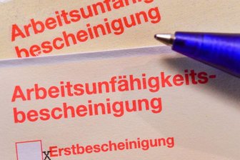 Eine Arbeitsunfähigkeitsbescheinigung.